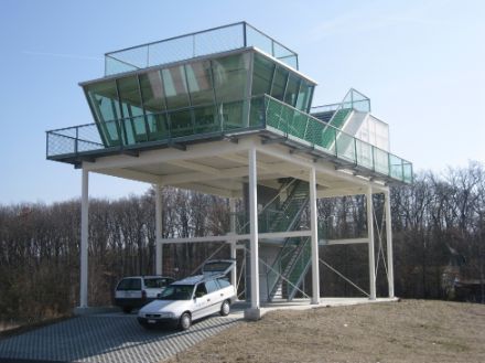 Verglaster Beobachtungsposten und Aussichtsterrasse, auf einer Metallkonstruktion rund zehn Meter über dem Boden.