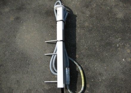 Messgerät vor der Installation; erkennbar ein Stab mit drei Sensoren, welche die Temperatur im Innern des Bodens bestimmen können.