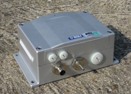 Messgerät vor der Installation; der Sensor befindet sich im Innern eines Metallgehäuses.