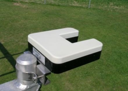 Erkennbar eine weisse Kunststoffabdeckung, welche den Sensor schützt.