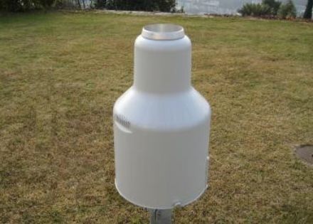 Wägezelle und Reservoir sind durch eine Abdeckung aus weissem Kunststoff geschützt. Erkennbar der nach oben offene Auffangbehälter.