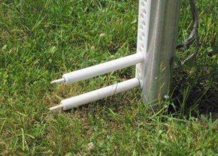 Im Gras platziertes Messgerät mit zwei weissen Sensoren.