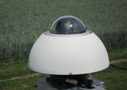 Glaskuppel, durch welche das Sonnenlicht eindringt, und eine kugelförmige Abdeckung, welche die Instrumente vor Umwelteinflüssen schützt.