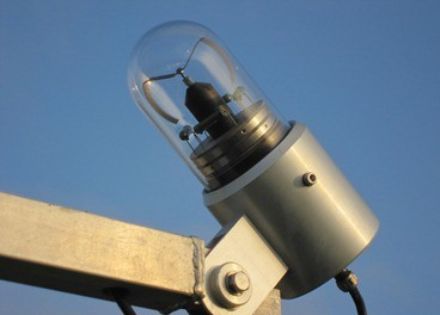 Unter einer Glashaube erkennbare Flügel, die im Einsatz rotieren.