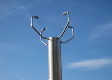 Das Gerät besteht aus vier metallenen Sensoren, die auf der Spitze eines Messsturms installiert sind.