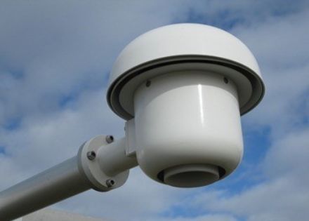 Weisse Halbkugel aus Metall, welche die Sensoren im Innern schützt.